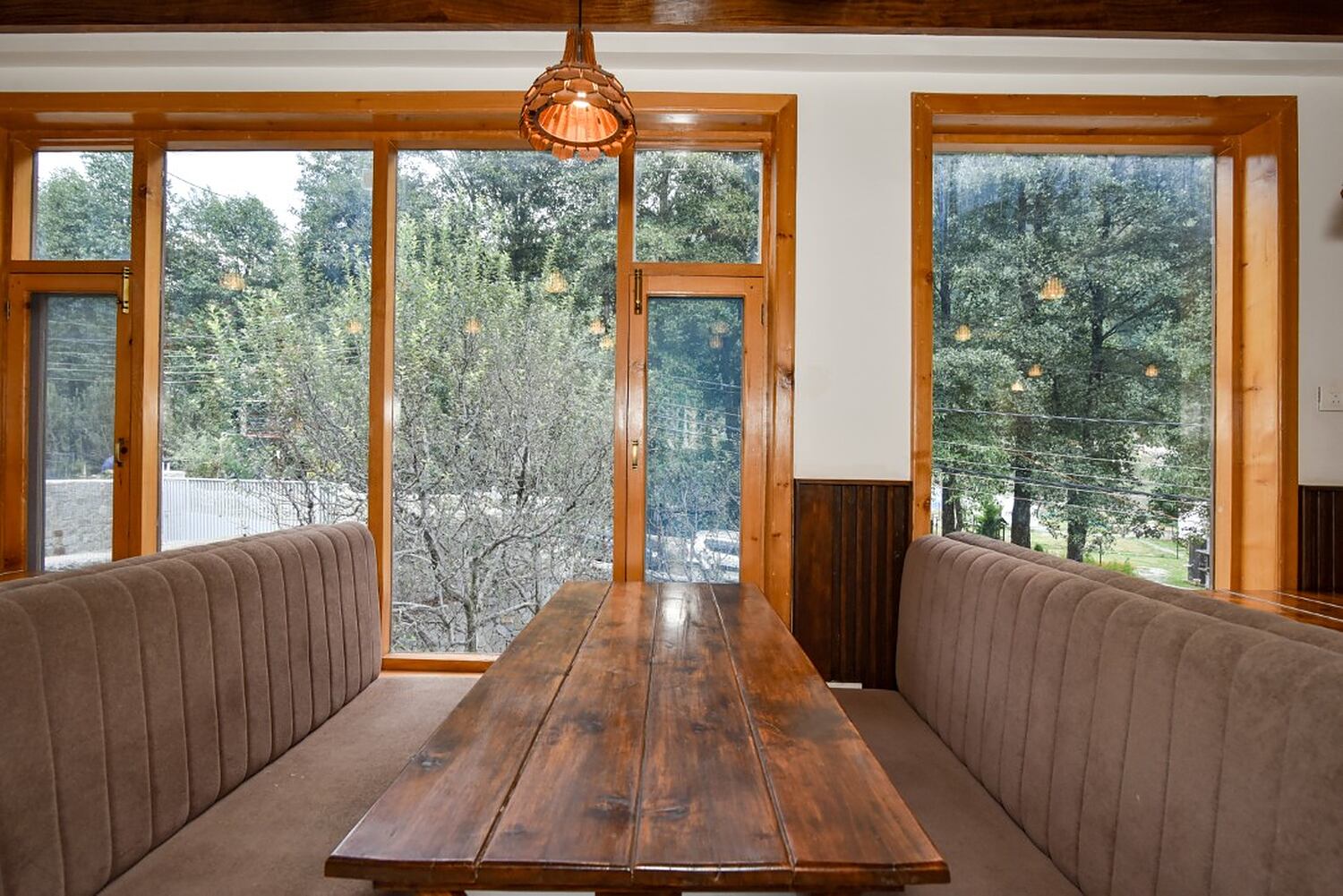 MR Villa Manali 35-seat dining hall